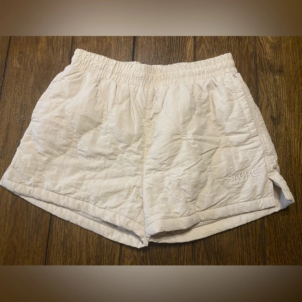 Sacre Cream Puffer Outdoor Athletic Athletic Shorts Size Medium C3
